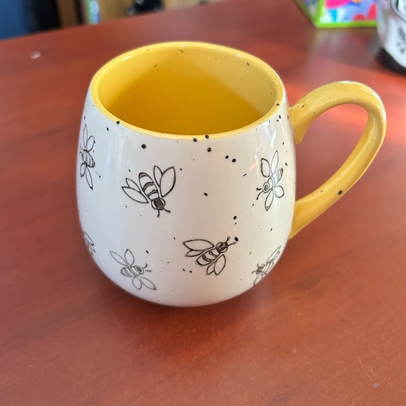 Bee Design Mug - Picture 3 of 4